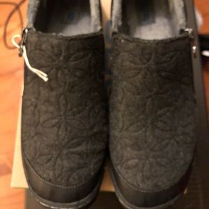 JBU women’s new shoes black size 10